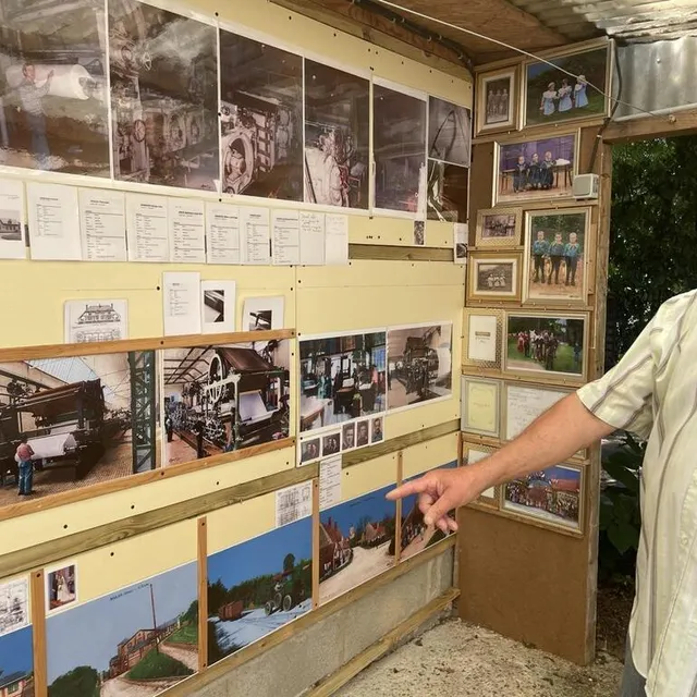 photo la collection de raymond pigeard s’étend à une autre ancienne volière. là, il a exposé documents et photos consacrés à l’usine de papier à cigarette abadie du theil-sur-huisne. une usine dans laquelle il a travaillé quatre ans.  ©  ouest-france