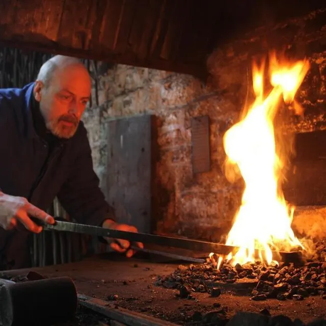 photo simon robinson est ferronnier d’art.  ©  archives ouest-france