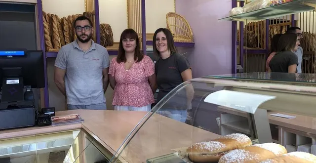 photo  amanda letessier (à droite) avec deux des employés de la boulangerie « l’évasion sucrée » qui a rouvert jeudi 14 septembre 2023.  &copy;  ouest-france 