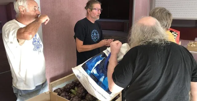 photo  chaque semaine, c’est plus d’une centaine de personnes qui viennent récupérer des denrées alimentaires à l’antenne mobile des restos du cœur, présente depuis un an dans la commune.  &copy;  ouest-france 