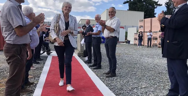 photo  saluée par une haie d’honneur des élus de la communauté de communes loué-brûlon-noyen pour son dernier déplacement officiel, jeudi 14 septembre 2023, véronique ortet quitte ses fonctions de sous-préfète de l’arrondissement de la flèche.  &copy;  ouest-france 