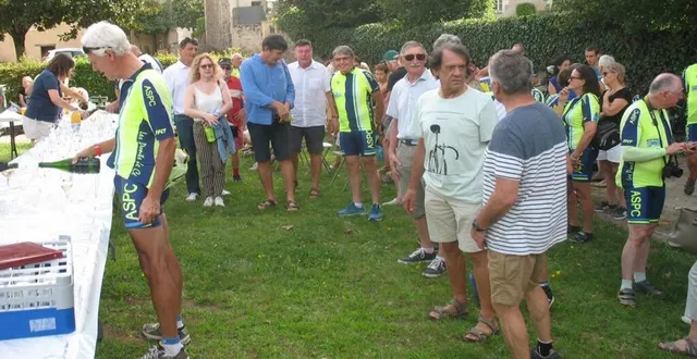 photo  le maire, jean-paul pavillon, l’adjoint aux sports rené raveleau et le président pierre dagorn avec les cyclos réunis pour les 50 ans du club.  &copy;  co 