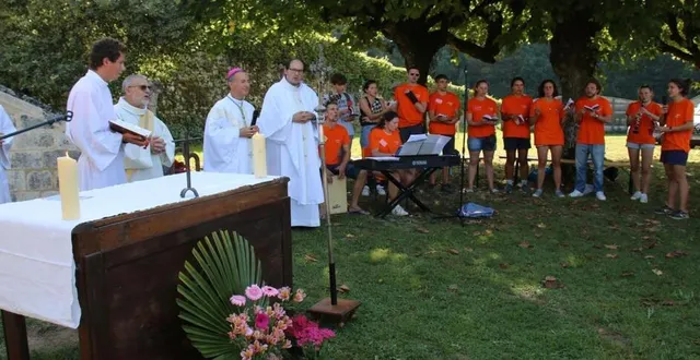 photo  un office religieux célébré sous les tilleuls par l’évêque jean-pierre vuillemin du diocèse du mans.  &copy;  le maine libre 