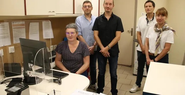 photo  sandrine leroux, assise, fabien ribault, aurélia gaucher accompagnée de romain hutereau, 2e adjoint et denis assier, le maire.  &copy;  le maine libre 