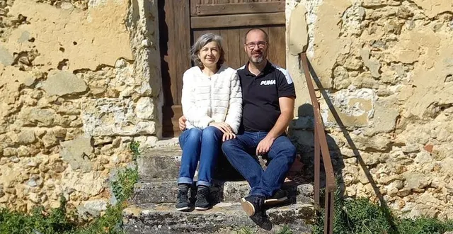photo  cathel et jean-philippe tourmente, ici sur le perron devant la bâtisse en restauration, ne s’imaginaient pas acquérir un manoir avant leur visite dans la région fertoise.  &copy;  couple tourmente 