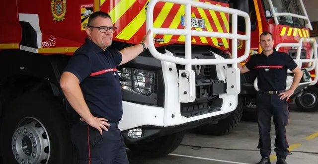 photo  les lieutenants charles-antoine boutroy et guillaume ouvrard, respectivement chef et adjoint au chef du centre d’incendie et de secours de la flèche (sarthe), ouvrent leurs portes ce samedi 16 septembre 2023, à l’occasion des journées européennes du patrimoine.  &copy;  ouest-france 