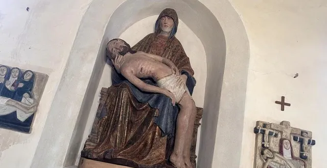 photo  la pietà a retrouvé son emplacement au cœur de l’église d’aigné. 700 heures de travail ont été nécessaires pour restaurer la sculpture.  &copy;  ouest-france 