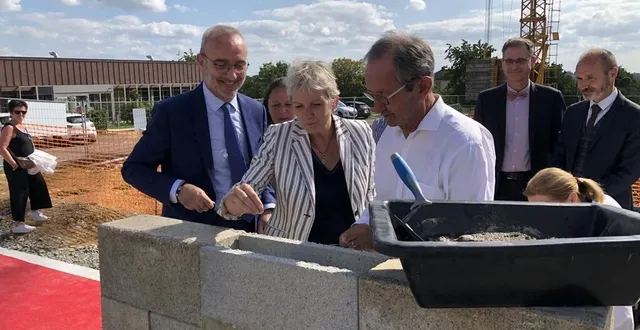 photo  la première pierre de la maison de santé de loué a été posée ce jeudi 14 septembre 2023.  &copy;  le maine libre 