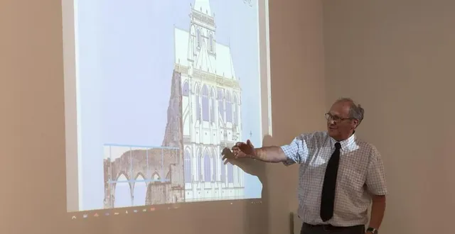 photo  françois pougheol, architecte du patrimoine, a présenté au conseil municipal et à l’association des amis de l’église notre-dame d’écouché-les-vallées, les propositions de travaux sur l’église d’écouché-les-vallées jeudi 14 septembre.  &copy;  ouest-france 