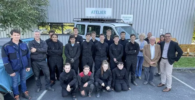 photo  les élèves avec les responsables du crédit mutuel (à droite).  &copy;  ouest-france 