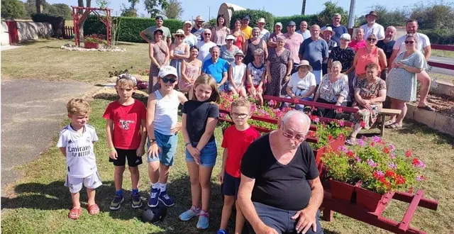 photo  « la fête de la route de vern », c’est comme cela qu’ils la nomment. comme chaque année, depuis 17 ans, les familles demeurant entre la sortie du bourg et les fours à chaux de la veurière se sont retrouvées. cette année, c’était aux ormes, le 9 septembre, chez la famille deshaies. une trentaine de petits et grands ont passé d’agréables moments autour d’un repas pris en commun, sous un chaud soleil. il y a 17 ans, la fête s’était déjà déroulée au même endroit.  &copy;  co 