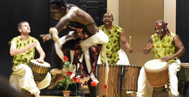photo le groupe de musiciens et le danseur de l’association semikin. © dr