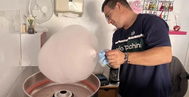 photo  tiephaine perdereau a ouvert sa boutique thiebulle, lundi dernier, 11, place thiers à la flèche et propose toutes sortes de bonbons, de réglisse américain et surtout sa spécialité : les barbes à papa.  &copy;  ouest-france 