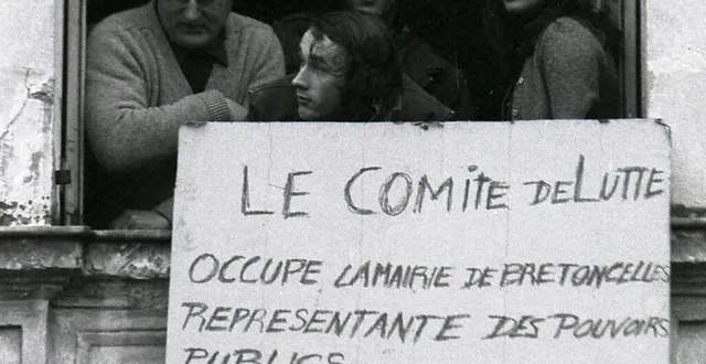 photo  la grève à l’usine piron, à bretoncelles, a duré de décembre 1974 à janvier 1976, date à laquelle l’entreprise est récupérée. ici, des membres du comité de lutte au sein de la mairie occupée, en janvier 1975.  &copy;  archives ouest-france 