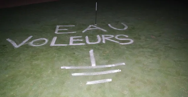 photo  trois messages ont été inscrits à la peinture blanche sur des pelouses du golf des 24 heures à mulsanne.  &copy;  les soulèvements de la terre 