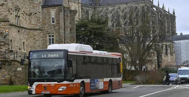 photo  est-on obligé de laisser passer un bus lorsqu’il quitte son arrêt ? le maine libre vous répond.  &copy;  archives le maine libre – yvon loué 