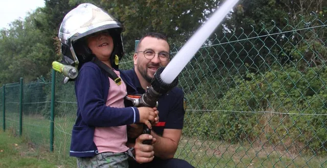 photo  les enfants ont pu manier la lance à eau.  &copy;  ouest-france 