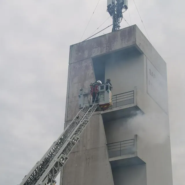photo exercice de sauvetage à vingt mètres de haut, avec la grande échelle.  ©  ouest-france