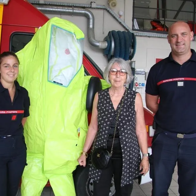 photo les combinaisons étanches utilisées par la cellule d’intervention contre les risques chimiques. de gauche à droite, christelle guy, secrétaire de l’amicale des sapeurs-pompiers, qui co-organise les portes ouvertes ; martine crnkovic, vice-présidente du sdis (service départemental d’incendie et de secours) et le capitaine julien foulon, chef du centre de secours.  ©  ouest-france
