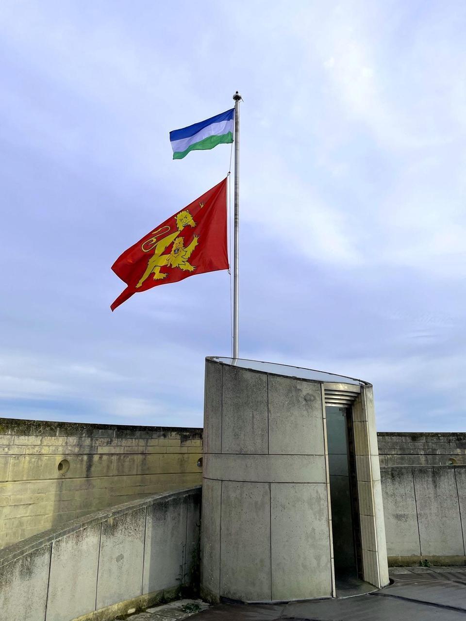 Falaise. C est quoi ce drapeau qui a flott au dessus d une tour