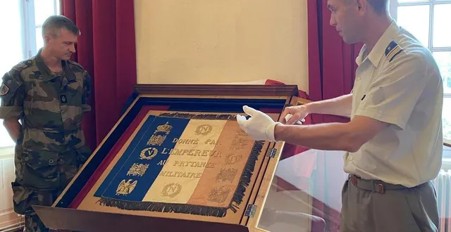 photo  à la flèche, le commandant seznec (à droite), de la délégation au patrimoine de l’armée de terre, a présenté le drapeau du prytanée restauré. il date du second empire.  &copy;  ouest-france 