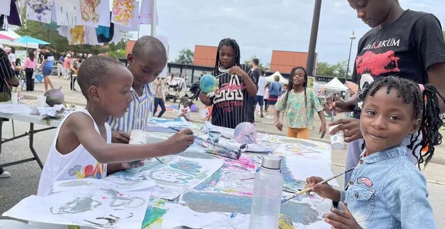 photo  des feuilles, des pinceaux, de la peinture : que demander de plus ? !  &copy;  ouest-france 