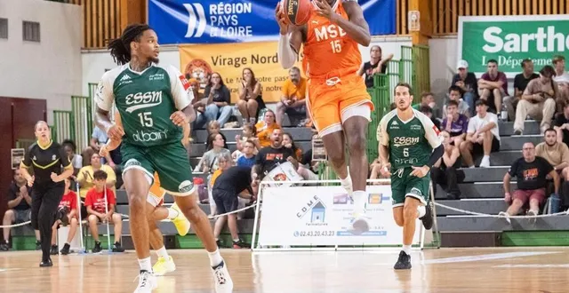 photo  wilfried yeguete (en orange), face au portel d’anthony roberts (en vert, à gauche), le 9 septembre, lors du tournoi de présaison de sablé-sur-sarthe.  &copy;  photo : dominique breugnot 