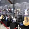 photo onze guitares ayant appartenues à johnny hallyday sont présentées