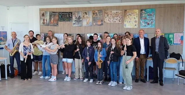 photo  les élèves qui ont choisi l’option, accompagnés de leurs professeurs, du proviseur et des élus.  &copy;  le maine libre 