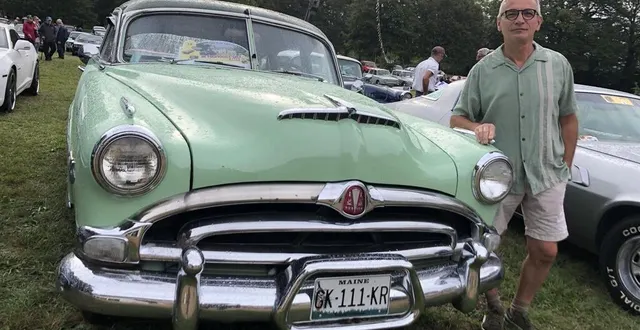 photo  bruno, 53 ans, et sa hudson modèle hornet, de 1953, ici dans le parc du château de juigné-sur-sarthe.  &copy;  ouest-france 