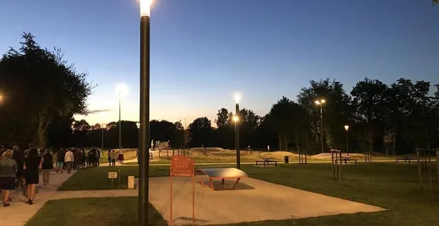 photo  l’éclairage de l’aire intergénérationnelle d’athis-val-de-rouvre, dans l’orne, fonctionne par zone.  &copy;  ouest-france 