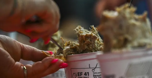 photo  dès ce dimanche matin, les pots de rillettes étaient ouverts pour la dégustation.  &copy;  photo le maine libre-denis lambert 