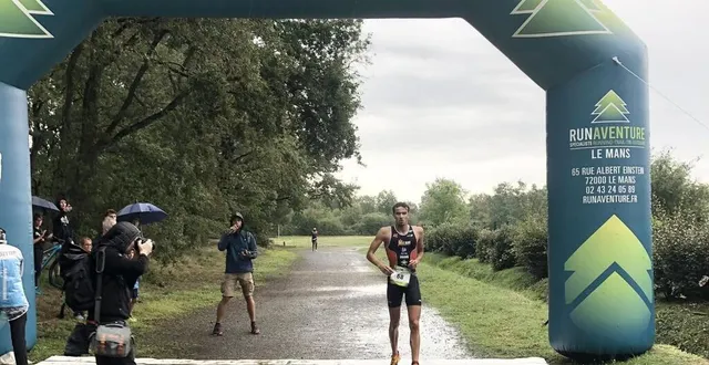 photo  liam chaumulot sous l’arche d’arrivée du triathlon de spay.  &copy;  lionel chaumulot 