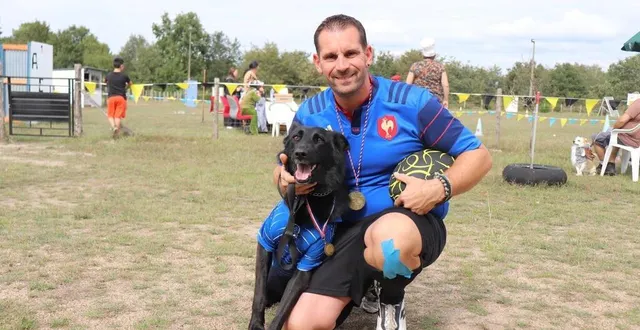 photo  pour le concours de déguisements maîtres et chiens organisé par l’amicale canine thoréenne samedi 16 septembre 2023, fabien et stitch se sont inspirés de la coupe du monde de rugby.  &copy;  ouest-france 