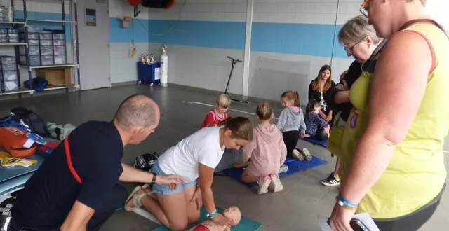 photo  lors des portes ouvertes du centre de secours de la flèche, samedi 16 septembre 2023, le public pouvait parcourir différents stands. l’atelier secours à personne a démontré tout l’intérêt du jeune public pour la formation secouriste.  &copy;  ouest-france 