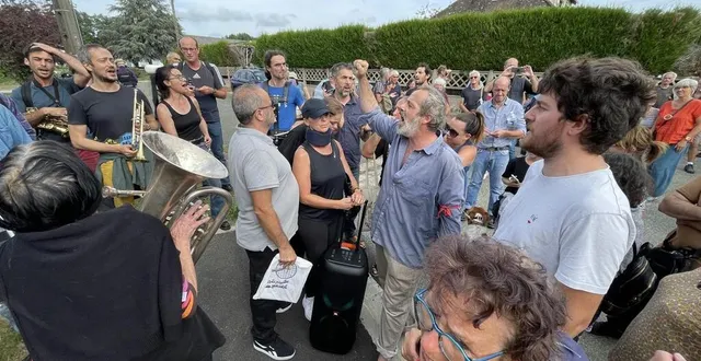 photo  c’était sono à roulettes contre fanfare révolutionnaire, dimanche 17 septembre 2023, devant l’ancienne usine piron, à bretoncelles.  &copy;  ouest-france 