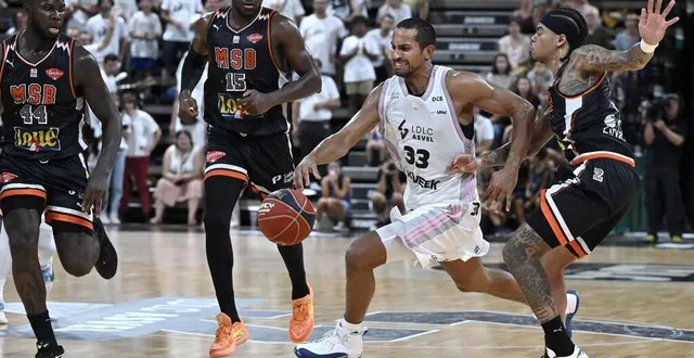 photo  williams narace (en noir, à gauche), wilfried yeguete (en noir, au centre), nate mason (en noir, à droite) et les manceaux ont été battus par l’asvel de franck jackson (en blanc, au centre).  &copy;  photo : joël philippon / photopqr/le progres/maxppp 