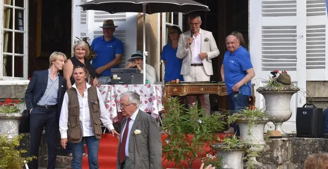 photo  une vente animée avec beaucoup d’humour le commissaire- priseur manceau xavier sanson (au micro) et son équipe.  &copy;  le maine libre 