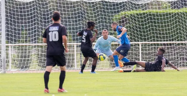 photo  alerte sur le but du gardien simon breton.  &copy;  dominique breugnot 