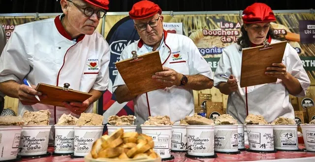 photo  avant de goûter, les juges regardent l’aspect et la texture des rillettes.  &copy;  photo le maine libre-denis lambert 