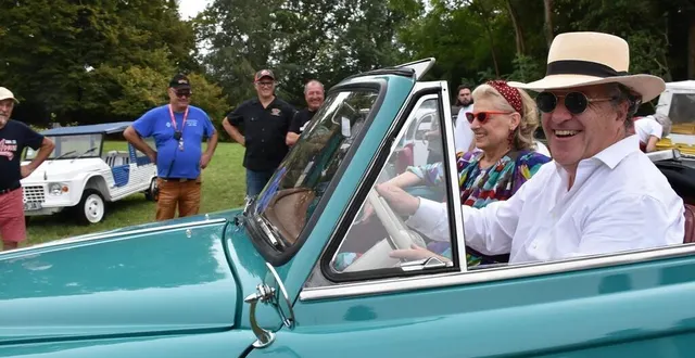 photo  guy de durfort au volant de son cabriolet peugeot 403.  &copy;  le maine libre 
