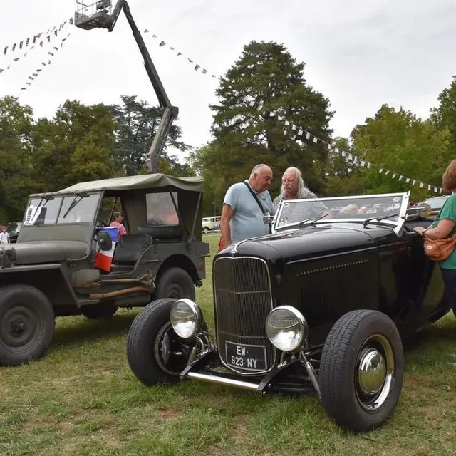 photo les visiteurs ont flâné dans le parc du château de juigné à la découverte des véhicules de collection.  ©  le maine libre