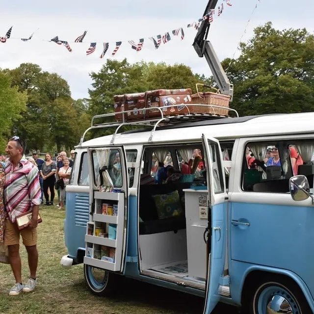 photo les combis ont donné un petit côté vintage au rétromobile day.  ©  le maine libre