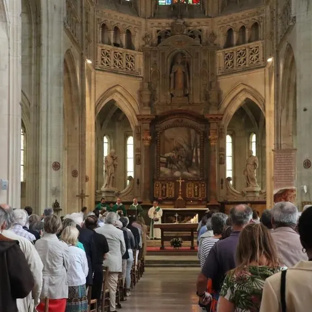 photo l’église saint-martin était pleine pour la messe d’investiture du père émile.  ©  ouest-france