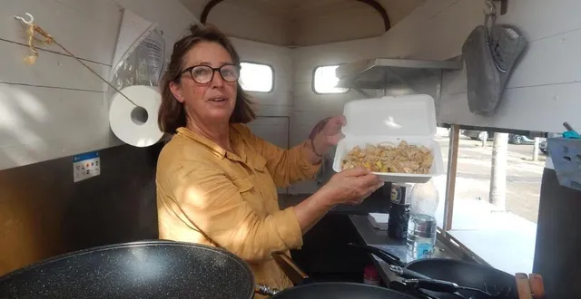 photo  oriane s’est installée sur la place de l’église d’aubigné avec ses woks, dans le but de s’étendre au cœur du sud sarthe.  &copy;  le maine libre 