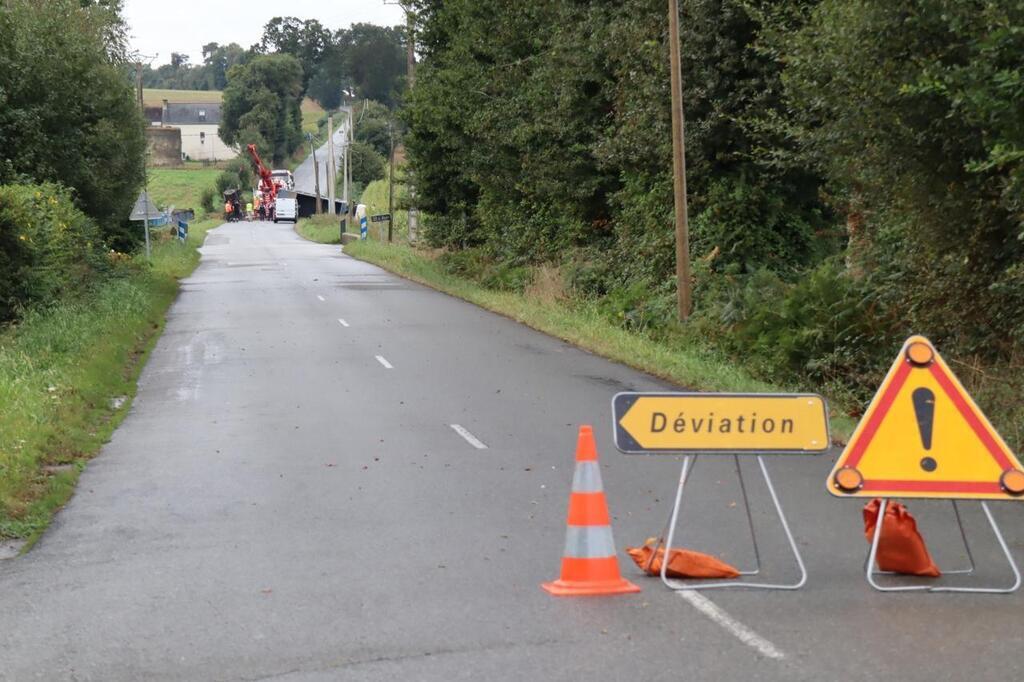 Un Poids Lourd Se Renverse Sur La Route Et Bloque La Circulation Dans