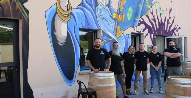 photo  devant la façade de la nouvelle brasserie mage malte, à mamers (sarthe), avec terrasse et mange debout, cédric grouard (à gauche), accompagné d’une partie de l’équipe de l’entreprise.  &copy;  ouest-france 