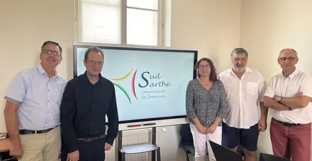 photo  françois boussard, président de la communauté de communes sud sarthe (ccss) ; david tabacznyj, animateur économie digital et emploi basé au loirécopark à vaas ; béatrice latouche, maire du lude ; jean-luc loriot, maire de château-l’hermitage et membre de la commission économique, et gilles menant, référent économique et entreprises pour la ccss.  &copy;  ouest-france 