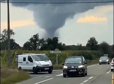 photo  dimanche après-midi, 17 septembre 2023, entre juvigny et saint-pierre-des-landes, la mini-tornade était visible de la route. 