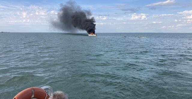 photo  deux plaisanciers ont sauté du navire en feu, au large de fromentine. 